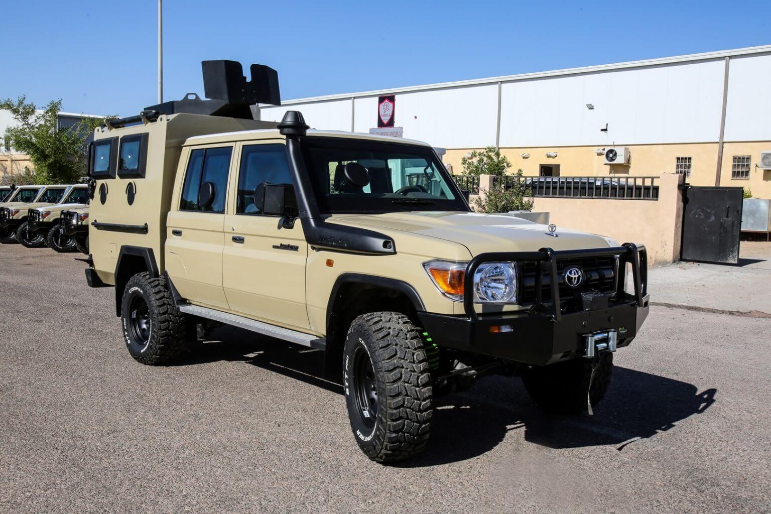 TLC 79 series WITH TROOP CARRIER